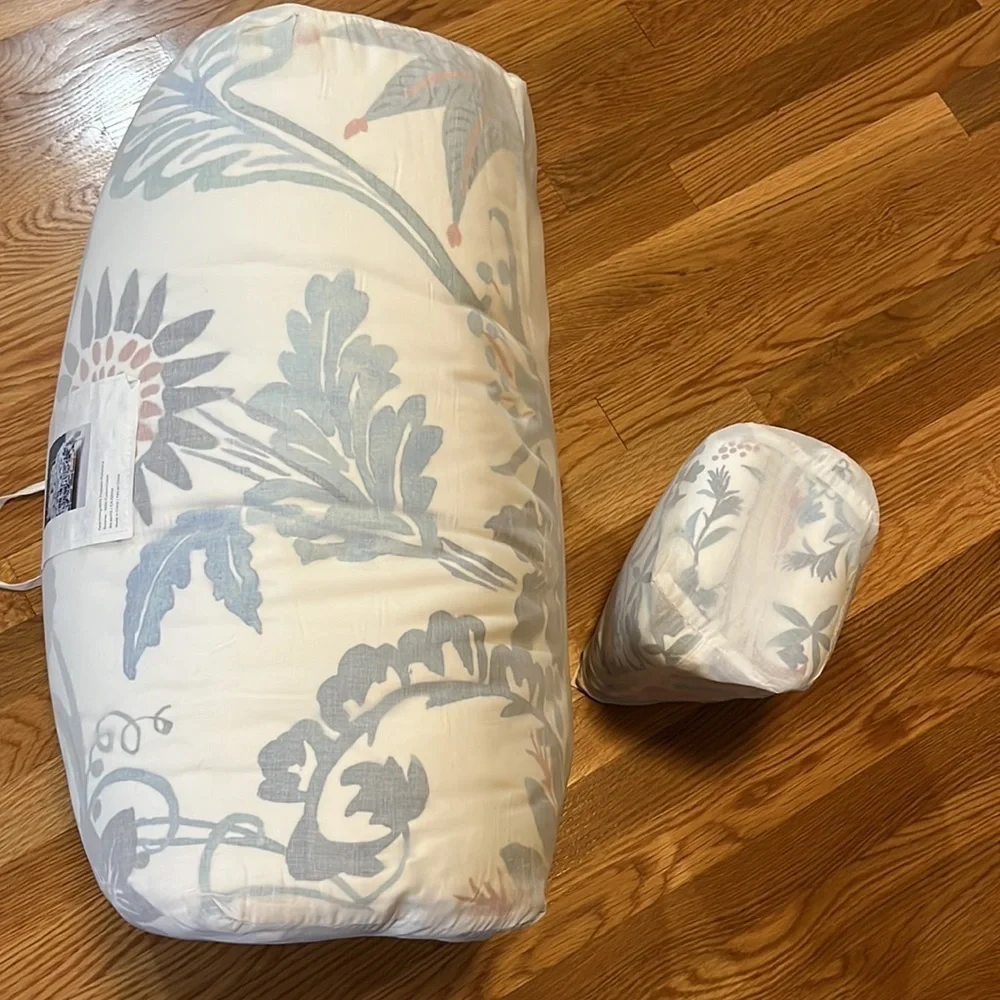 Anthropologie Velvet Hollyhock Quilt Size Queen with Shams NWT